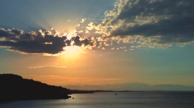 Güzel günbatımı zamanı denizin üzerinde kayboluyor. Akdeniz kıyısında renkli bir gökyüzü. Destansı bir zaman atlaması. Özgürlük ve rahatlama. Seyahat ve tatil kavramı.