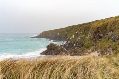 Gün batımında İspanya, Galiçya 'nın vahşi, güzel deniz manzarası. Yalnız kumsal. Yaz yolculuğu konsepti. Freedom, sakin ol. Doğanın güzelliği.