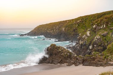 Gün batımında İspanya, Galiçya 'nın vahşi, güzel deniz manzarası. Yalnız kumsal. Yaz yolculuğu konsepti. Freedom, sakin ol. Doğanın güzelliği.
