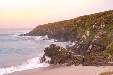 Gün batımında İspanya, Galiçya 'nın vahşi, güzel deniz manzarası. Yalnız kumsal. Yaz yolculuğu konsepti. Freedom, sakin ol. Doğanın güzelliği.