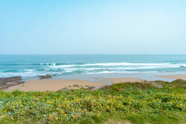 Gün batımında İspanya, Galiçya 'nın vahşi, güzel deniz manzarası. Yalnız kumsal. Yaz yolculuğu konsepti. Freedom, sakin ol. Doğanın güzelliği.