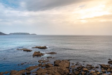 Gün batımında dalgaların inanılmaz gücü kayalara çarpıyor. Büyük okyanus dalgası kıyıları kırıyor. Doğa kavramının güzelliği. Güzel deniz manzarası. Duvar kağıdı, arkaplan.