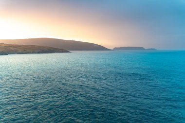 Gün batımında İspanya, Galiçya 'nın vahşi, güzel deniz manzarası. Yalnız kumsal. Yaz yolculuğu konsepti. Freedom, sakin ol. Doğanın güzelliği.