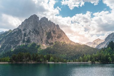 Gün batımında muhteşem göl manzarası. Göz kamaştırıcı bir manzara. Yaşam tarzı özgürlüğü. Doğa kavramının güzelliği. Seyahat ve tatil kavramı. Duvar kağıdı, ekran koruyucu, güzel ve vahşi bir arka plan..