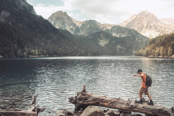 Homem Bonito Aventuroso Andando Uma Paisagem Incrível Lago Durante Pôr — Fotografia de Stock