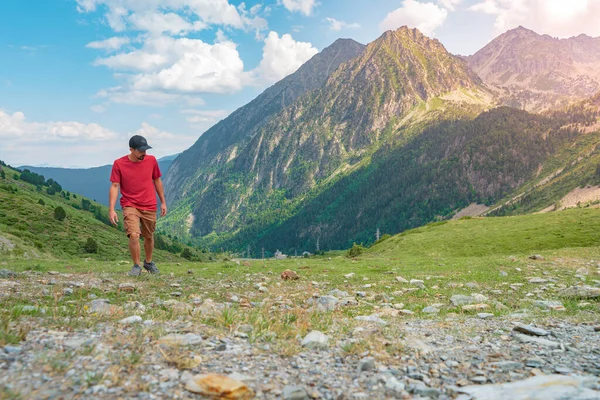 Удивительный Пейзаж Привлекательным Мужчиной Красной Рубашке Стоящей Вершине Зеленой Горы — стоковое фото