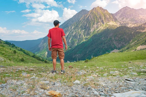 Удивительный Пейзаж Привлекательным Мужчиной Красной Рубашке Стоящей Вершине Зеленой Горы — стоковое фото