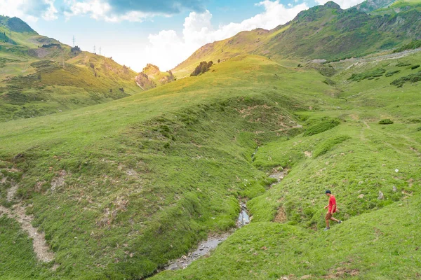 Verbazingwekkend Landschap Met Aantrekkelijke Man Met Rood Shirt Top Van — Stockfoto
