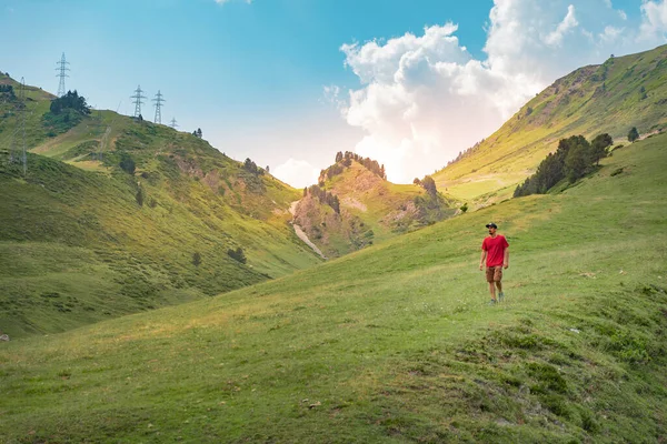 Verbazingwekkend Landschap Met Aantrekkelijke Man Met Rood Shirt Top Van — Stockfoto