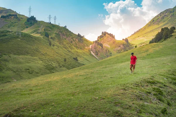 Verbazingwekkend Landschap Met Aantrekkelijke Man Met Rood Shirt Top Van — Stockfoto