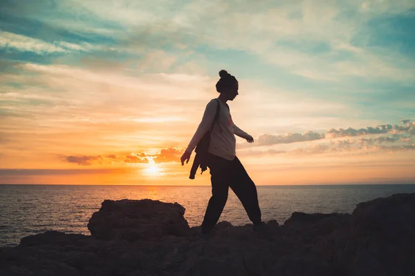 Silueta Una Hermosa Mujer Caminando Borde Del Abismo Increíble Mar — Foto de Stock