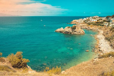 Güzel kayalık kıyı manzarası ve harika kristal mavi okyanus. Akdeniz 'in sarp kayalıklı turkuaz suyu. Seyahat ve tatil konsepti. Arkaplan ve duvar kağıdı.