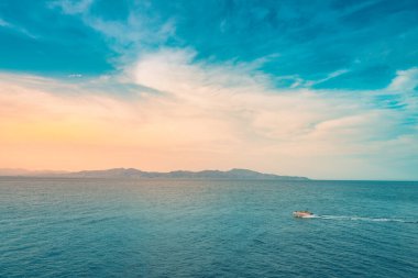 Denizde güzel bir gün doğumu. Okyanusun üzerindeki renkli bir gökyüzünün manzarası. Turuncu ve mavi bulutlar. Deniz manzarası arkaplanı ve duvar kağıdı.