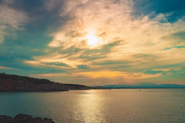 Denizde güzel bir gün doğumu. Okyanusun üzerindeki renkli bir gökyüzünün manzarası. Turuncu ve mavi bulutlar. Deniz manzarası arkaplanı ve duvar kağıdı.