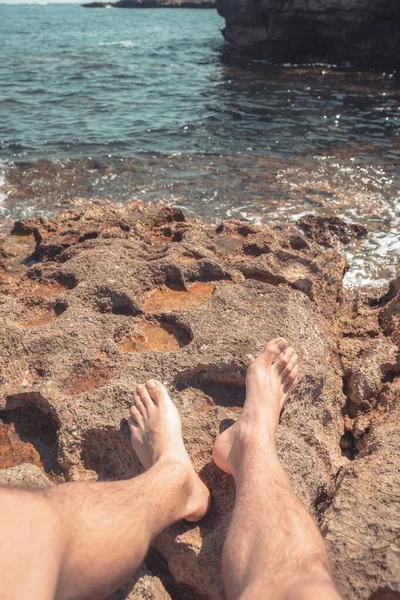 Çıplak Ayaklı Genç Adamın Bakış Açısı Deniz Sahilindeki Suda Taşları — Stok fotoğraf