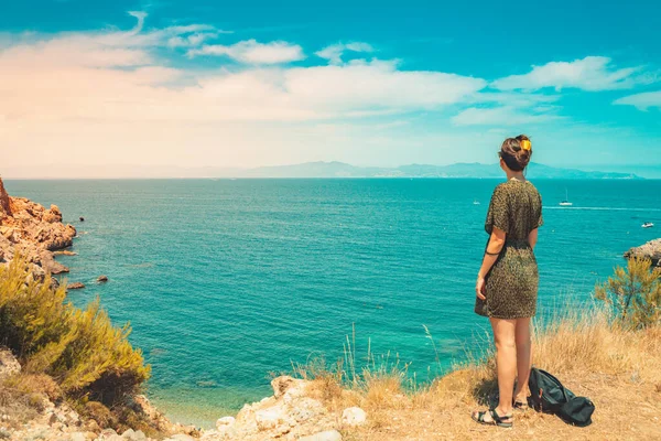 Όμορφη Γυναίκα Στέκεται Και Απολαύσετε Βλέποντας Θέα Στη Θάλασσα Στο — Φωτογραφία Αρχείου