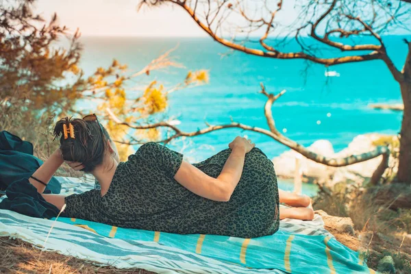 Hermosa Mujer Pie Relajante Disfrutar Viendo Vista Mar Desde Bosque — Foto de Stock