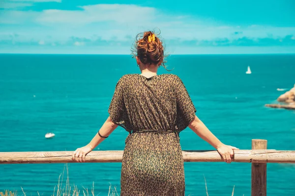 Όμορφη Γυναίκα Στέκεται Και Απολαύσετε Βλέποντας Θέα Στη Θάλασσα Στο — Φωτογραφία Αρχείου