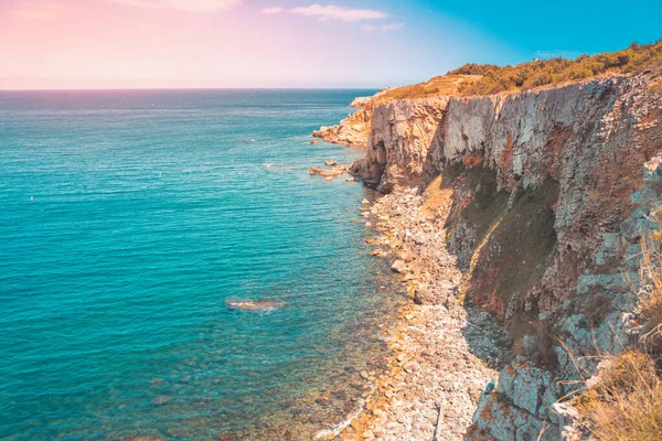 岩場の海岸と素晴らしいクリスタルブルーの海の美しい景色 崖と地中海のターコイズブルーの水 旅行や休暇のコンセプト 背景と壁紙 — ストック写真