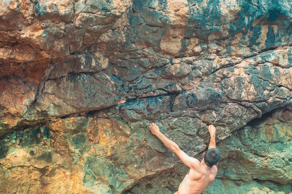 Ισχυρός Άνδρας Σκαρφαλώνει Βράχια Στην Παραλία Κατά Διάρκεια Της Πρωινής — Φωτογραφία Αρχείου