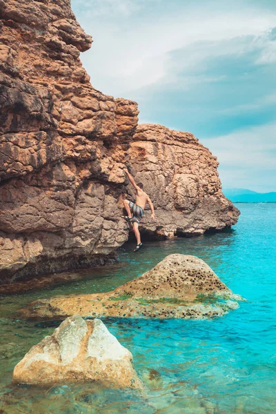 Sterke Man Die Morgens Rotsen Zee Beklimt Geniet Van Natuur — Stockfoto