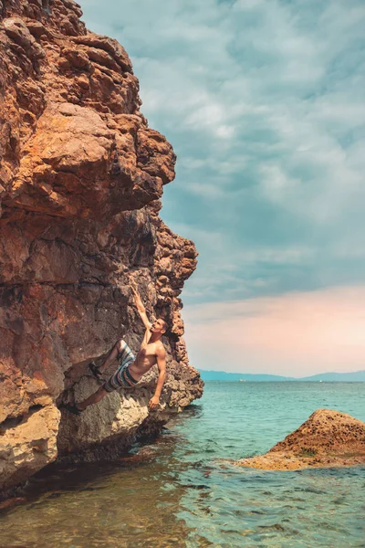 Güçlü Bir Adam Sabah Vakti Sahildeki Kayalara Tırmanıyor Doğanın Tadını — Stok fotoğraf