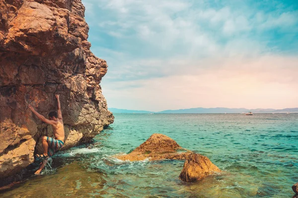 Hombre Fuerte Escalando Las Rocas Mar Playa Durante Mañana Disfrutando — Foto de Stock