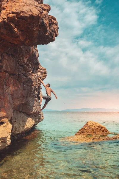 Hombre Fuerte Escalando Las Rocas Mar Playa Durante Mañana Disfrutando — Foto de Stock