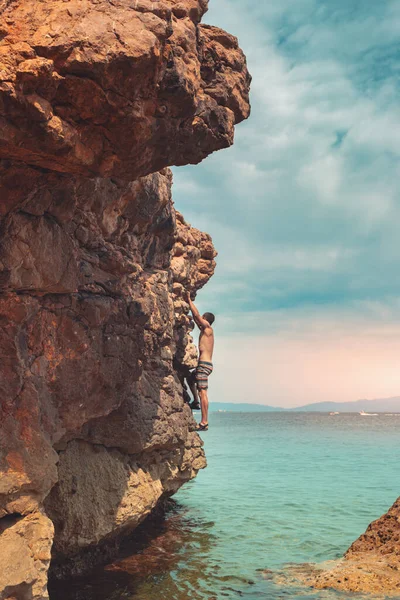 Güçlü Bir Adam Sabah Vakti Sahildeki Kayalara Tırmanıyor Doğanın Tadını — Stok fotoğraf