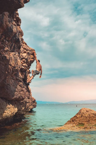 Güçlü Bir Adam Sabah Vakti Sahildeki Kayalara Tırmanıyor Doğanın Tadını — Stok fotoğraf