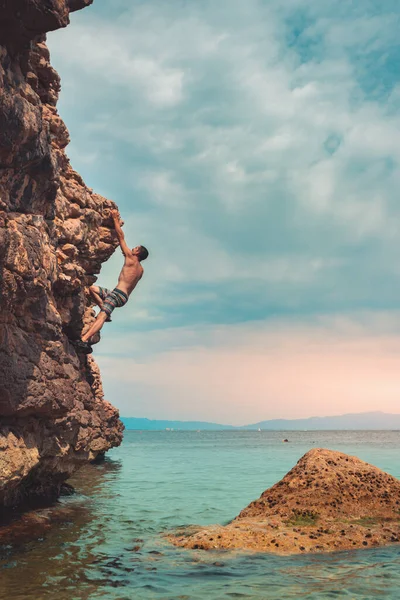 Sterke Man Die Morgens Rotsen Zee Beklimt Geniet Van Natuur — Stockfoto