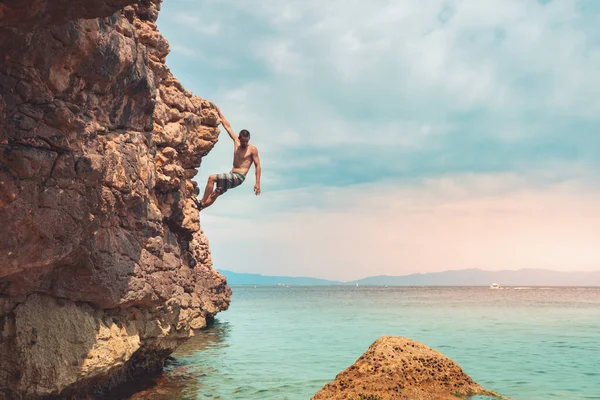 Hombre Fuerte Escalando Las Rocas Mar Playa Durante Mañana Disfrutando — Foto de Stock