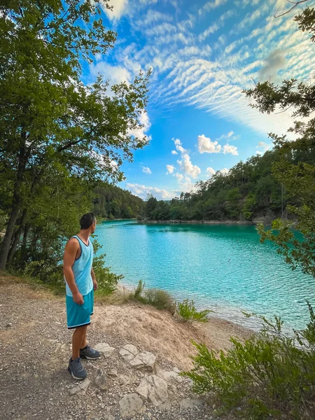 Jovem Desportista Olhando Para Vistas Incríveis Belo Rio Azul Verão — Fotografia de Stock