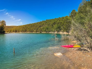 Güzel mavi bir nehirde sörf tahtası. İnanılmaz yaz manzarası. Tatil için mükemmel bir aktivite. Yaz sporları.