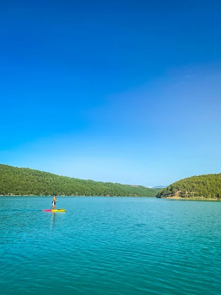 Attractive Strong Man Sup Board Enjoying Turquoise Transparent Water Lake — Stock Photo, Image