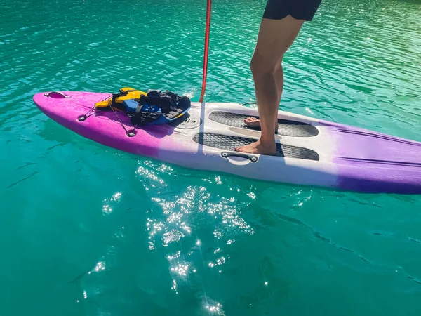 Mooie Sterke Vrouw Een Sup Board Genieten Van Turquoise Transparant — Stockfoto