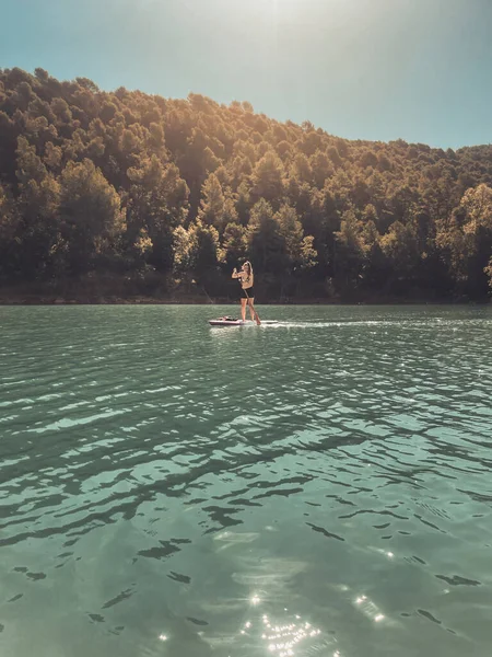 Mooie Sterke Vrouw Een Sup Board Genieten Van Turquoise Transparant — Stockfoto