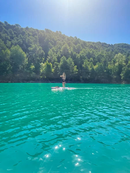 Krásná Silná Žena Sup Palubě Těší Tyrkysové Transparentní Vody Jezeře — Stock fotografie