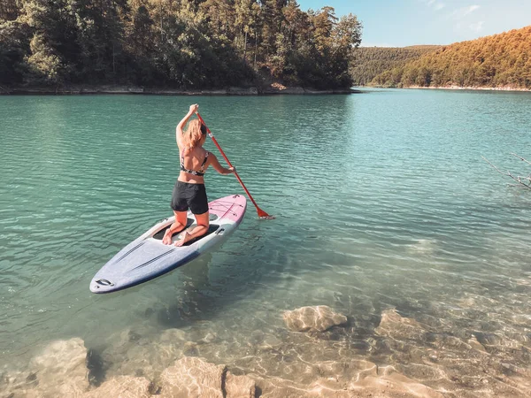 Mooie Sterke Vrouw Een Sup Board Genieten Van Turquoise Transparant — Stockfoto