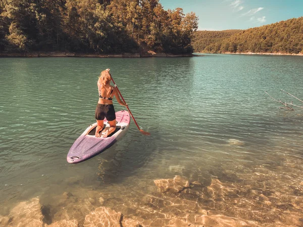 Schöne Und Starke Frau Auf Einem Sup Board Und Genießt — Stockfoto