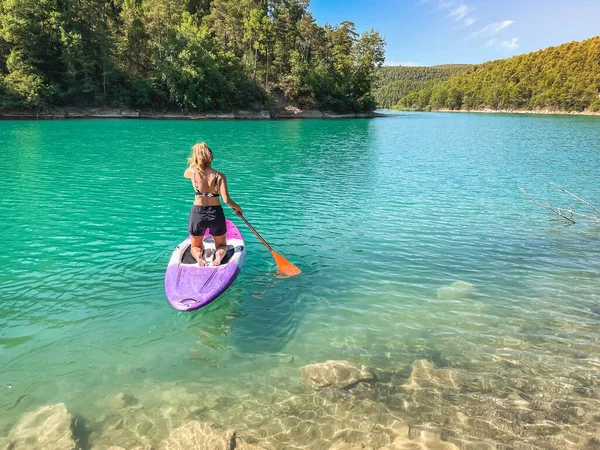 Mujer Hermosa Fuerte Una Tabla Sup Disfrutar Agua Transparente Color — Foto de Stock