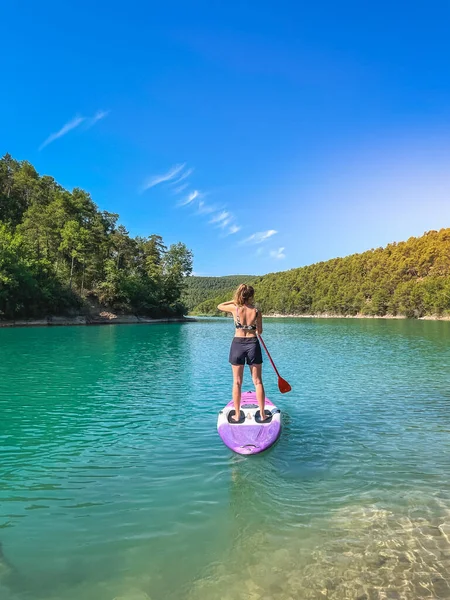 Mujer Hermosa Fuerte Una Tabla Sup Disfrutar Agua Transparente Color — Foto de Stock