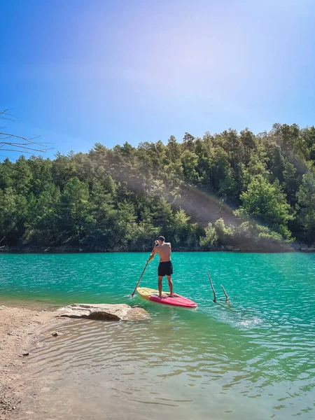 Hombre Atractivo Fuerte Una Tabla Sup Disfrutar Agua Transparente Color — Foto de Stock