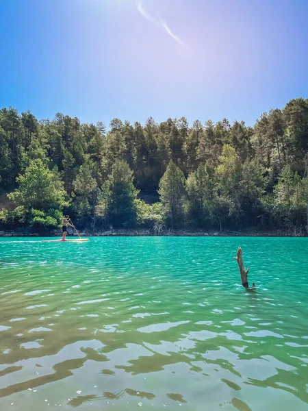 Atraktivní Silný Muž Sup Palubě Těší Tyrkysové Transparentní Vody Jezeře — Stock fotografie