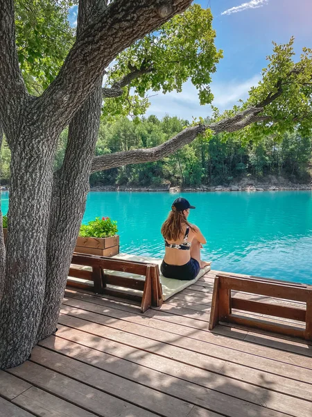 Belle Femme Assise Dans Canapé Dans Lac Paysage Incroyable Pendant — Photo