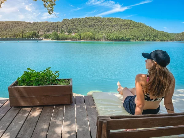 Belle Femme Assise Dans Canapé Dans Lac Paysage Incroyable Pendant — Photo