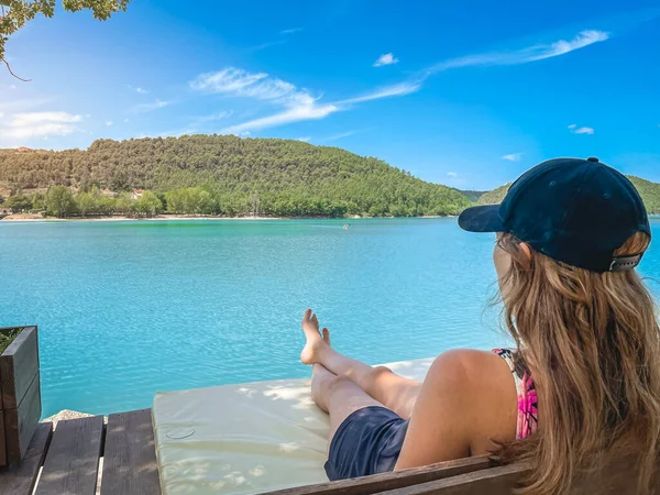 Mooie Vrouw Zittend Een Bank Het Meer Ongelooflijk Landschap Tijdens — Stockfoto