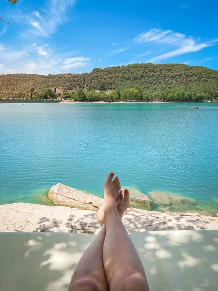 Point Vue Une Femme Pieds Nus Dans Lac Superbe Coucher — Photo