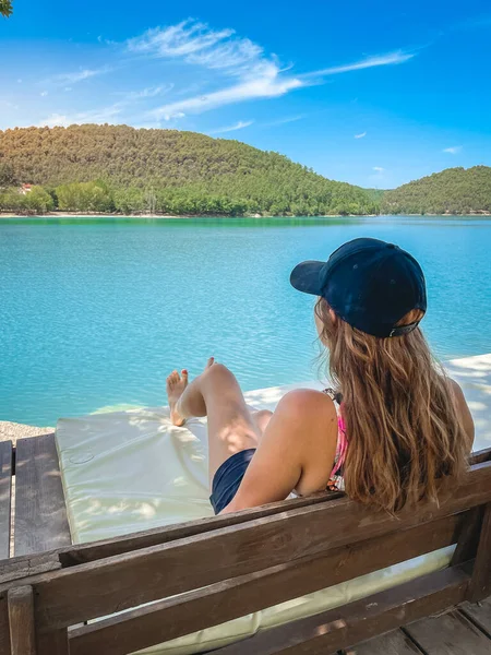 Belle Femme Assise Dans Canapé Dans Lac Paysage Incroyable Pendant — Photo