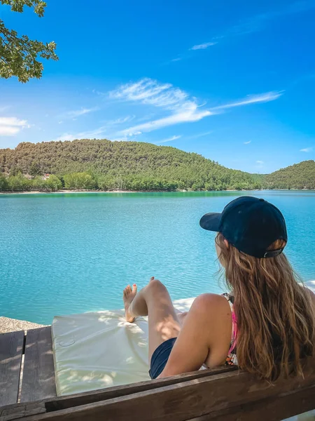 Mooie Vrouw Zittend Een Bank Het Meer Ongelooflijk Landschap Tijdens — Stockfoto